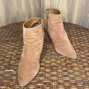Steve Madden Simmer Suede Leather Booties in Tan. Size: 7